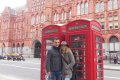 Typické telefonní budky patří ke koloritu Londýna a jsou i vděčným objektem pro fotografování turistů, manžele Lafatovi nevyjímaje.
