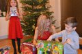 Sedmiletá Vandička a o dva roky mladší Toník rozbalují s maminkou dárky od Ježíška.