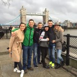 Šestice českých přátel na břehu Temže se zvedacím mostem Tower Bridge v pozadí.