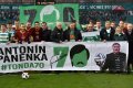Nedělním malé pražské derby s Duklou v „Ďolíčku“ bylo ideální kulisou ke gratulacím přímo na trávníku ještě před výkopem ligového duelu.