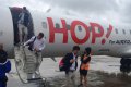 13:00 HODIN - Letiště v Lille - Hustý déšť zkrápěl reprezentaci po přistání v Lille, s týmem pochopitelně přicestoval i zraněný kapitán Tomáš Rosický.