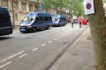 14:45 HODIN - Okolí pařížské Fan zóny - Davy fanoušků je potřeba pohlídat, vozy s policisty najíždějí...