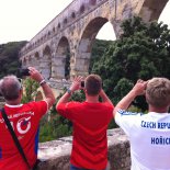 13:15 HODIN - Cestou do Saint Étienne jsme se zastavili u slavné památky Pont du Gard. Podobný nápad mělo plno fanoušků, a to nejen těch českých.