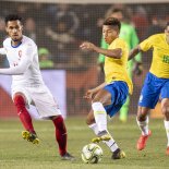 Do svého posledního zápasu za národní tým proti Brazílii nastoupil Theo Gebre Selassie i přes zranění kolene.