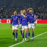Talentovaný středopolař se spoluhráči slaví trefu Dominicka Draxlera, která nasměrovala Schalke k důležitému sobotnímu triumfu 2:1 nad Stuttgartem. Foto: schalke04.de