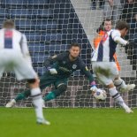 V sobotním mači Tomáš Vaclík inkasoval gól z penalty a Huddersfield padl na hřišti West Bromu 0:1. Foto: examinerlive.co.uk
