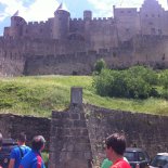ÚTERÝ 14:10 HODIN - Protože Francie je zemí s mnoha historickými památkami, měli jsme příjemnou zastávku v Carcassonne. To patří k nejzachovalejším středověkým pevnostním městům a je zařazené na seznam kulturních památek UNESCO. Byla to paráda!