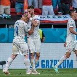 Tomáš Holeš přijímá gratulace ke gólu, kterým rozhodl o triumfu Čechů nad silnými „Oranjes“.