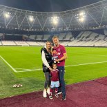 Tomáš Souček s rodinou na stadionu londýnského mančaftu, s nímž jej pojí smlouva do června 2024. Foto: whufc.com
