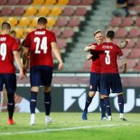 Tomáš Kalas gratuluje svému parťákovi ze stoperské dvojice Ondřeji Čelůstkovi k brance, kterou v generálce na EURO pečetil výhru 3:1 nad Albánií.