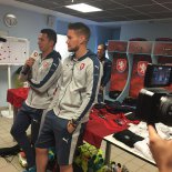 10:30 HODIN - Šatna na stadionu v Tours - Tomáš Vaclík a Marek Suchý představují šatnu pro videokameru fotbalové asociace.
