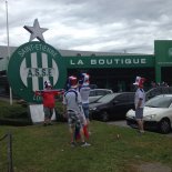 11:35 HODIN - Stadion v Saint Étienne - Před fanshopem slavného ASSE se objevují první skupinky fanoušků.