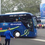 16:25 HODIN - Příjezd na stadion - Autobus s českou reprezentací přijíždí na stadion podle plánu.