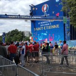 13:50 HODIN - Fan zóna Saint Étienne - Deset minut před otevřením Fan zóny, pořadatelé se chystají na prohlídky.