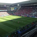 17:25 HODIN - Stadion Saint Étienne - Rozcvička před utkáním je v plném proudu. Sektor s českými fanoušky se pomalu plní.